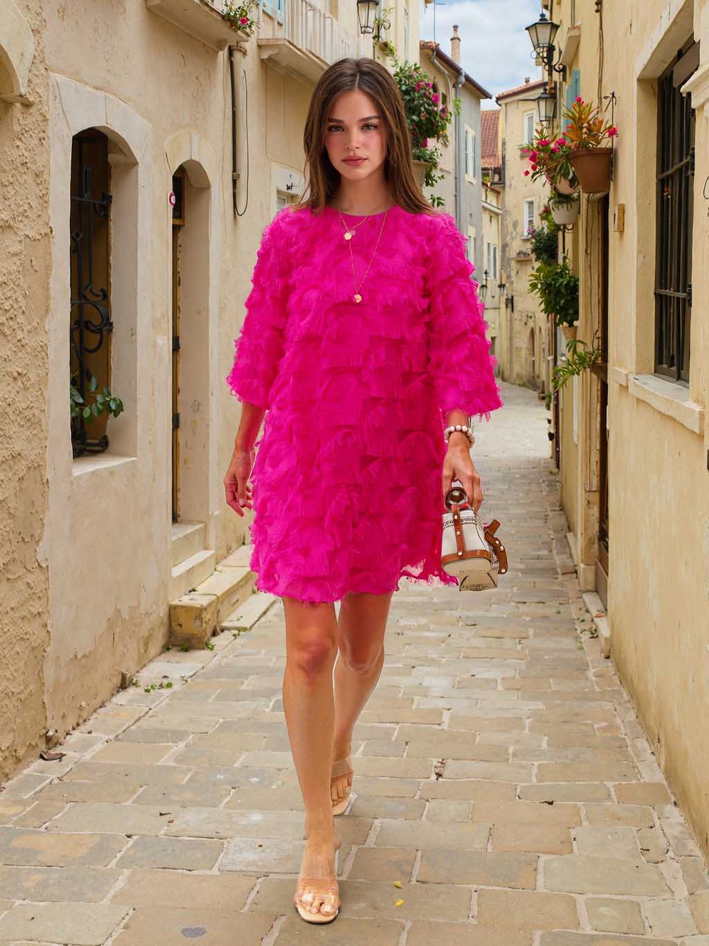 Elegante minivestido de manga media con flecos