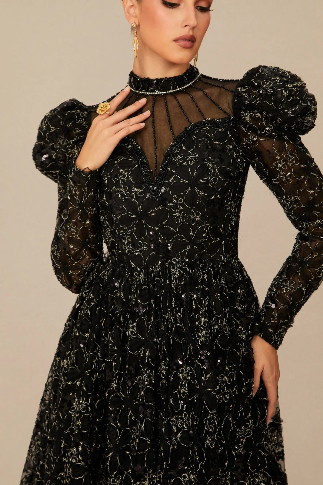 Vestido Largo de Bordes Dorados