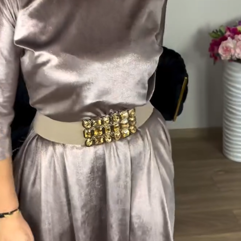 Vestido de satén con cuello redondo