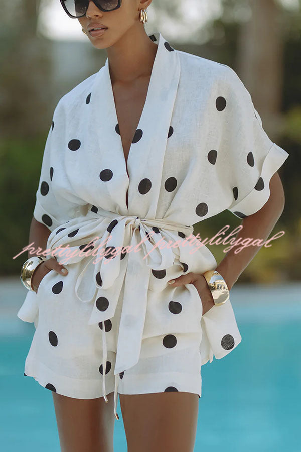 Conjunto de top kimono con lazo y pantalones cortos con bolsillo y cintura elástica en mezcla de lino divertido con lunares