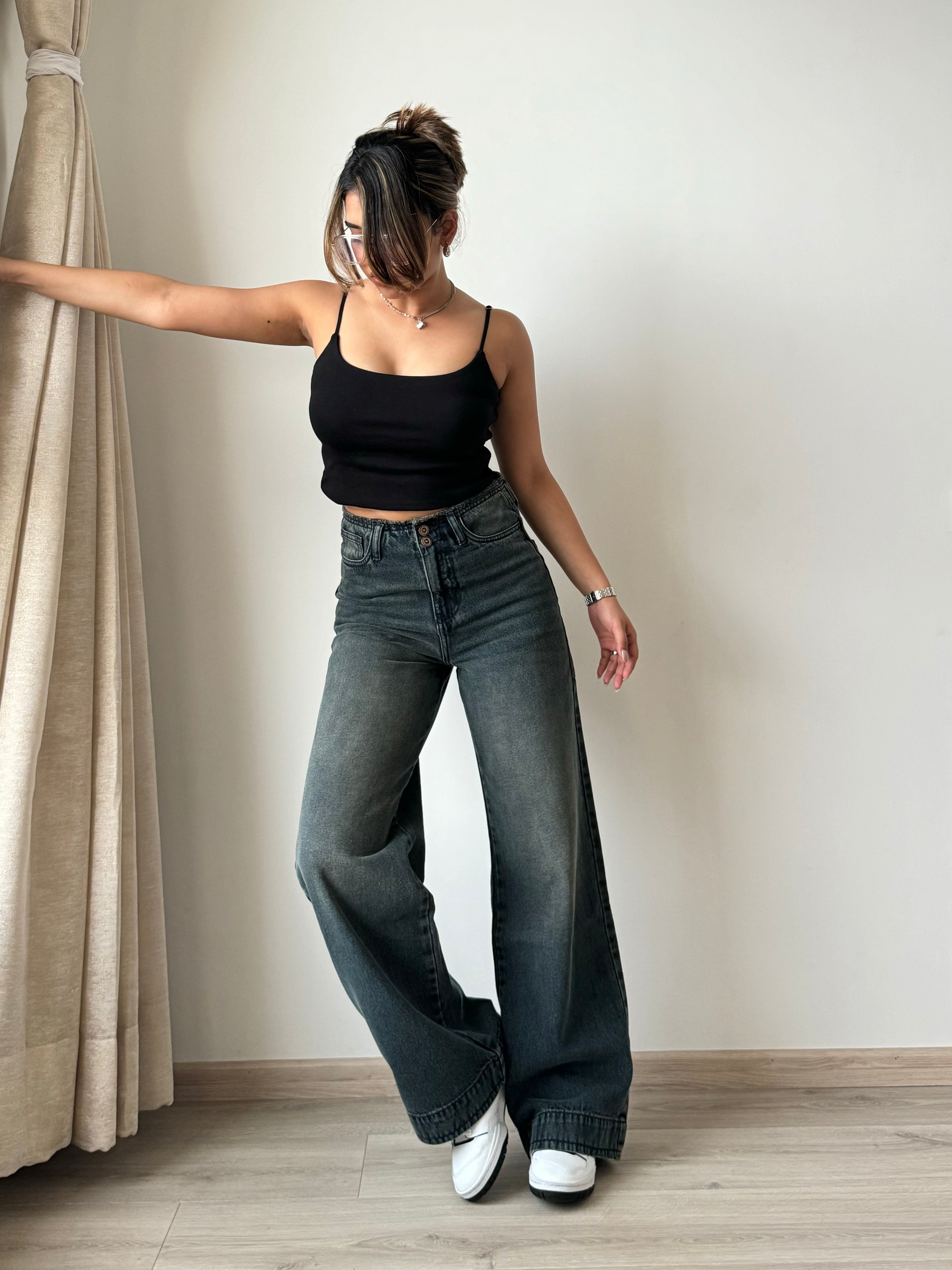 Jeans con doble botón y borde grunge