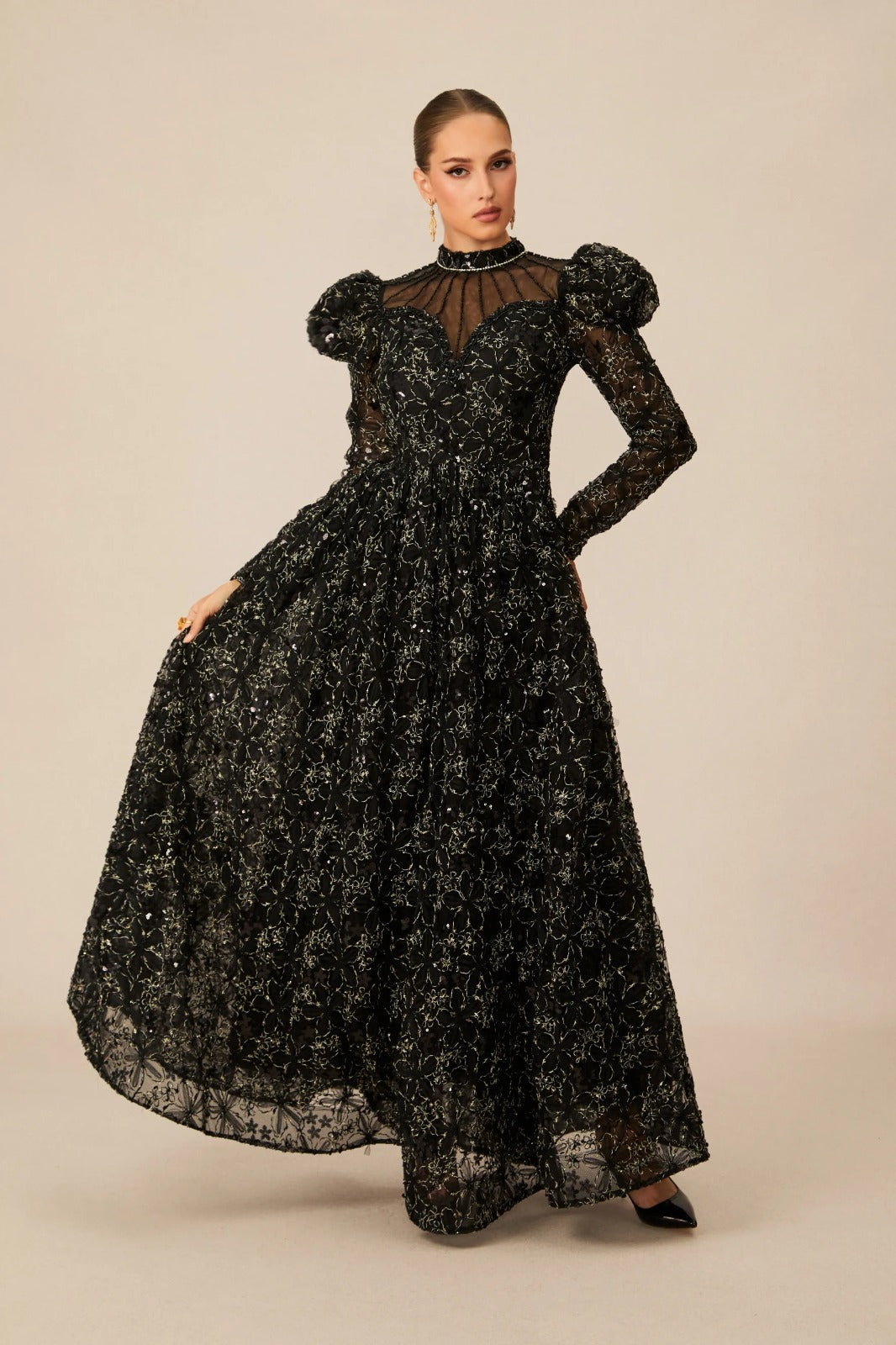 Vestido Largo de Bordes Dorados