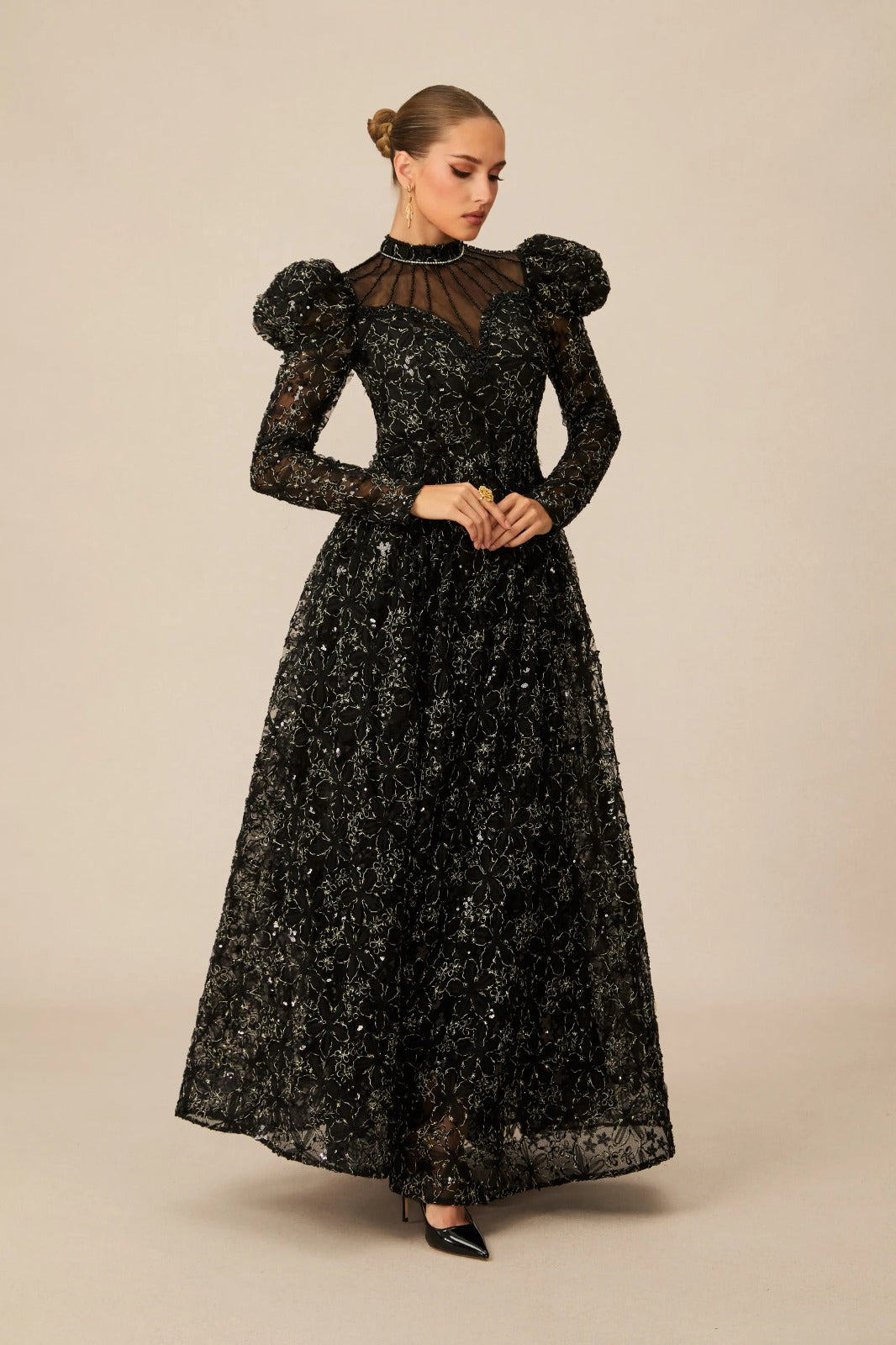 Vestido Largo de Bordes Dorados