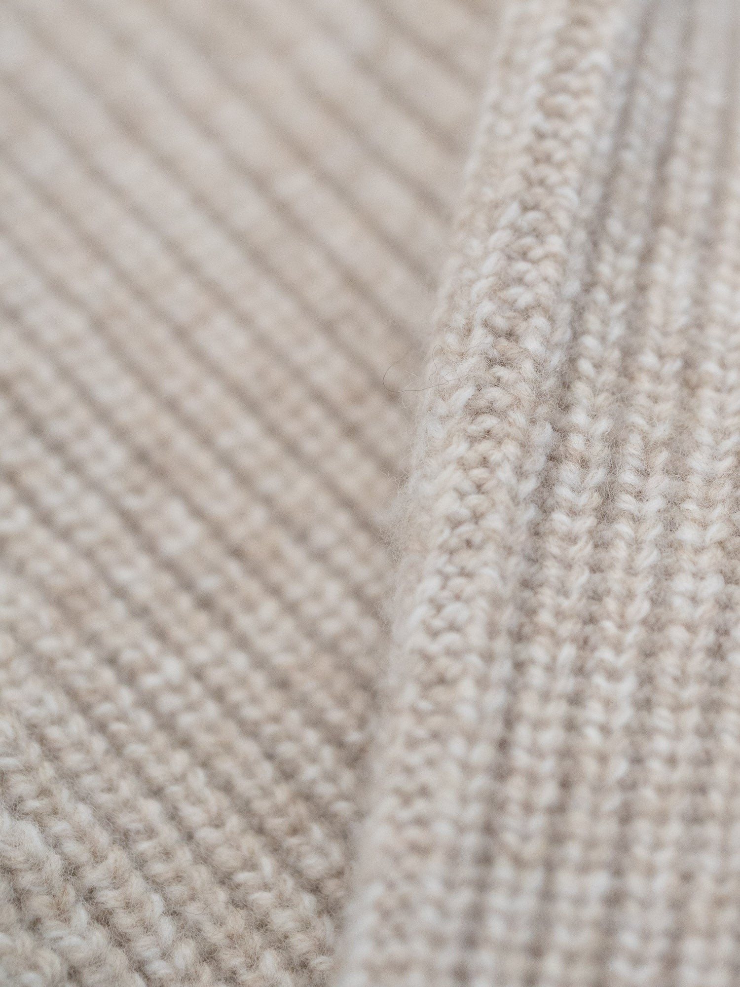 Detailansicht eines nachhaltigen und fairen Troyer aus 100% Merinowolle in beigemeliert von FUXBAU.