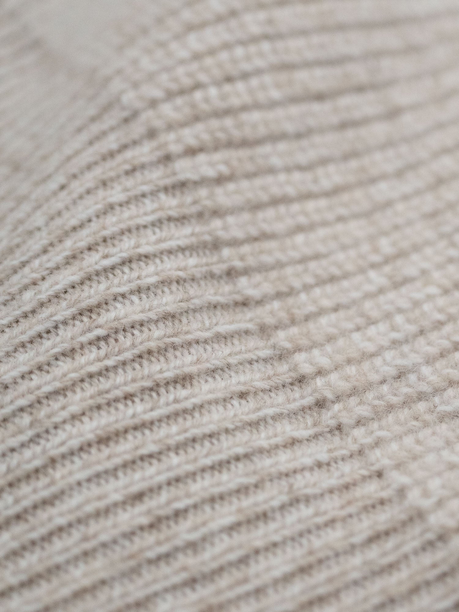 Detailansicht eines nachhaltigen und fairen Troyer aus 100% Merinowolle in beigemeliert von FUXBAU.